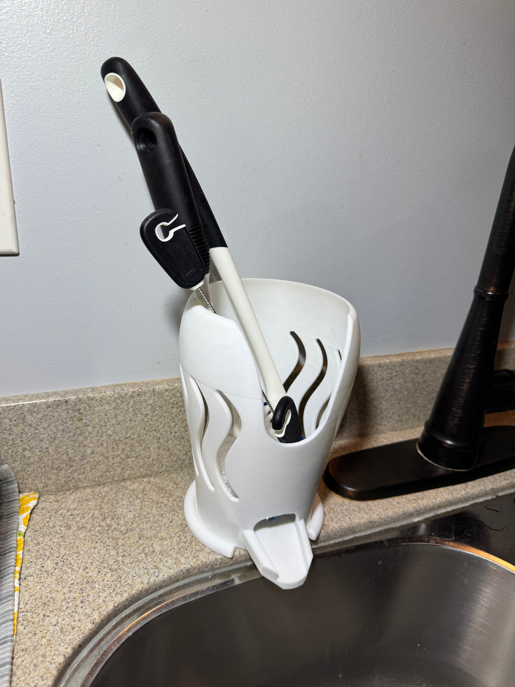 Kitchen sink accessories holder with drain