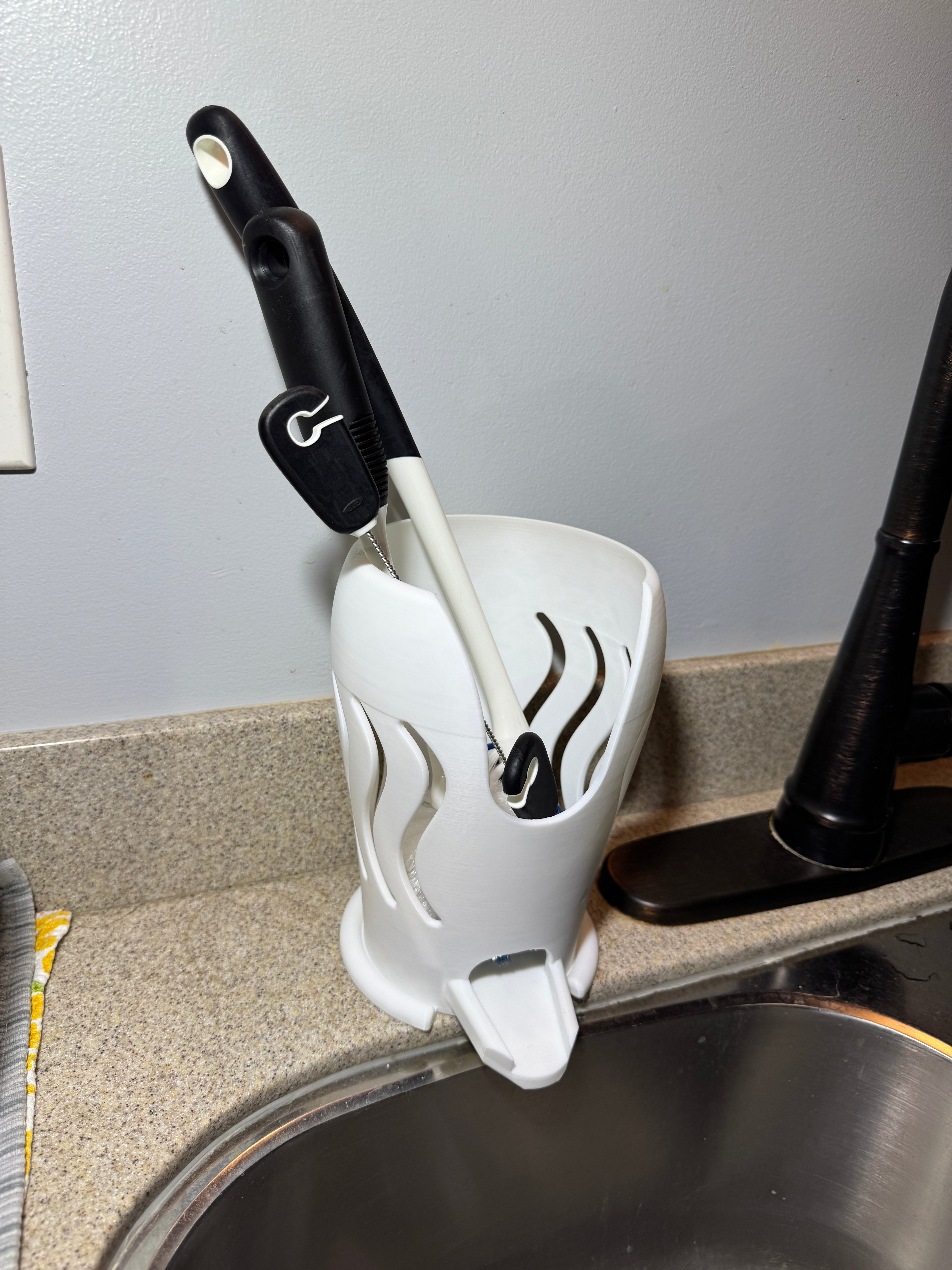 Kitchen sink accessories holder with drain