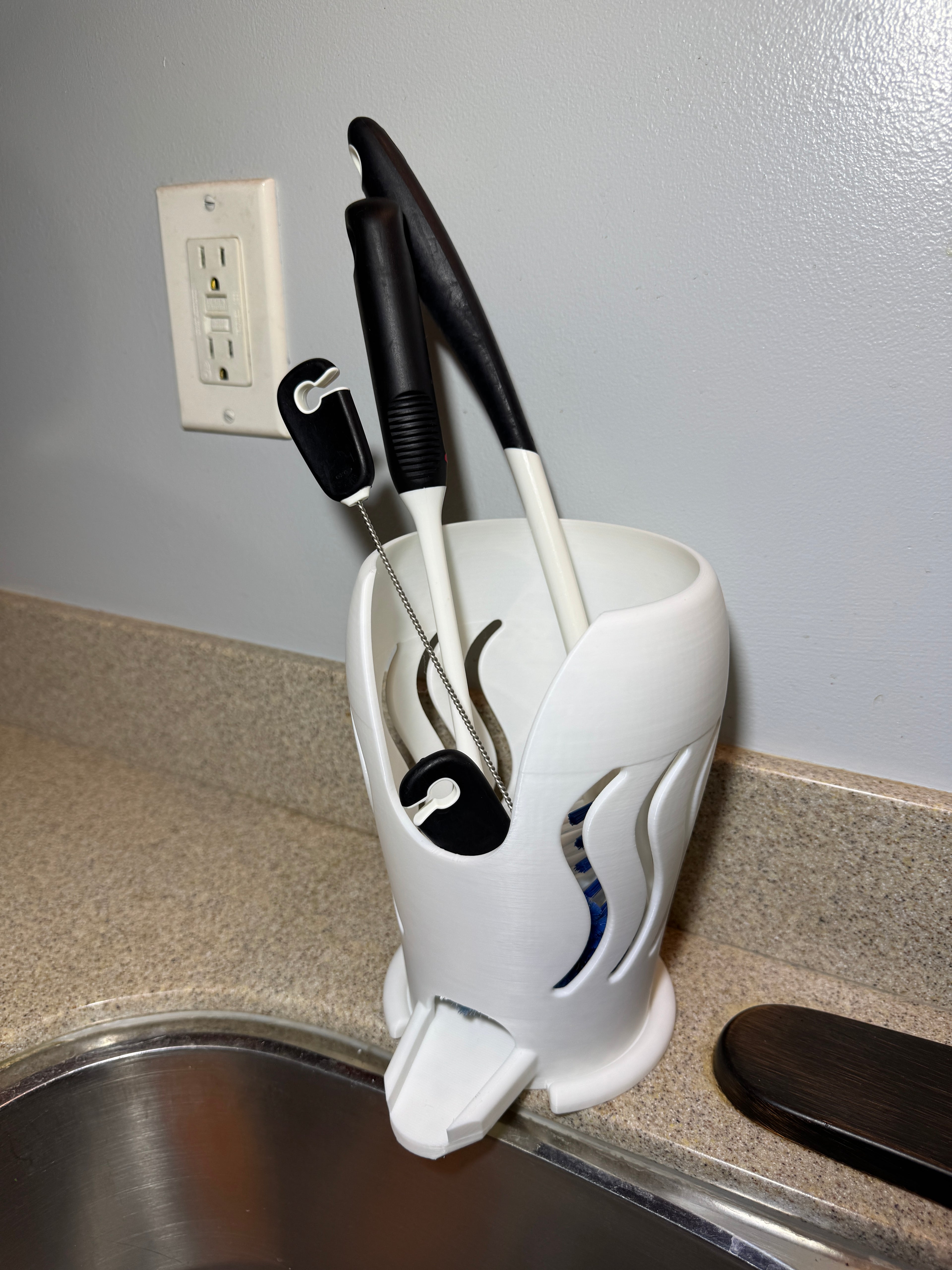 Kitchen sink accessories holder with drain